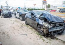 Patrulla choca con auto en crucero de Macroplaza