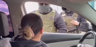 Mujer enfrenta a agente de ICE con “tarjeta roja”