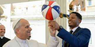 Papa León XIV sorprende al hacer girar balón en el Vaticano