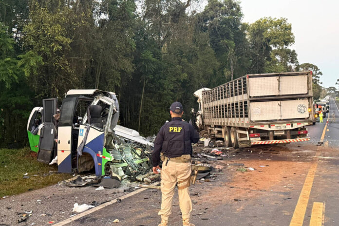 Mueren al menos 23 personas tras el choque entre un autobús y un camión en Brasil