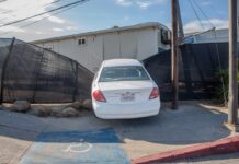 Auto se impacta contra barda del Aeropuerto de Tijuana