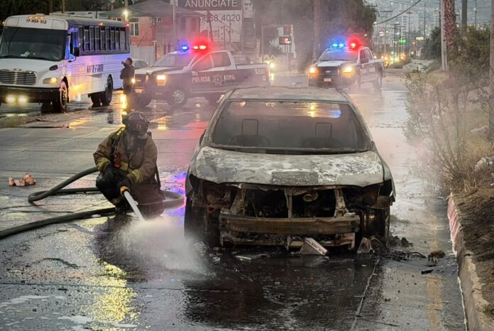 Incendio_Auto_Vehículo_Mexicali_16-09-2026 (1)