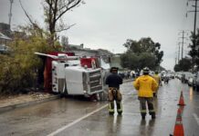 Camión vuelca e impacta dos vehículos en el bulevar Rosas Magallón