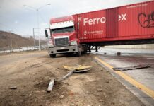 Tráiler derrapa y bloquea vialidad en el bulevar 2000